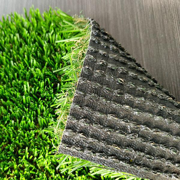 Grama artificial reciclada de 32 mm com fácil instalação e boa resistência ao desgaste Grama sintética verde