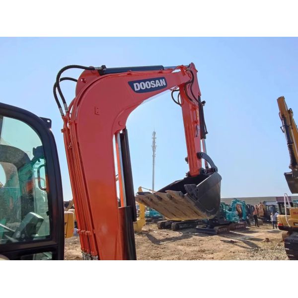 Высокопроизводительный экскаватор Doosan, оснащенный мощным двигателем и гидравлической системой