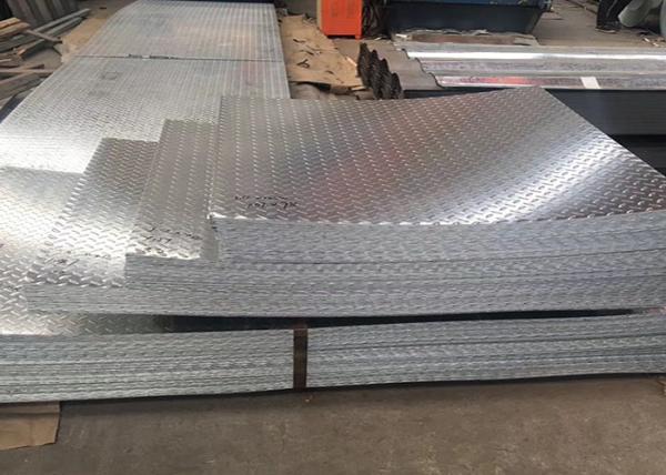 O zinco Chequered galvanizado mergulhado quente da placa revestiu o anti projeto do deslizamento resistente