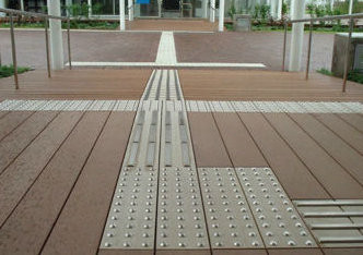 Производственная линия профиля машины ВПК профиля пола ПВК ВПК на открытом возду