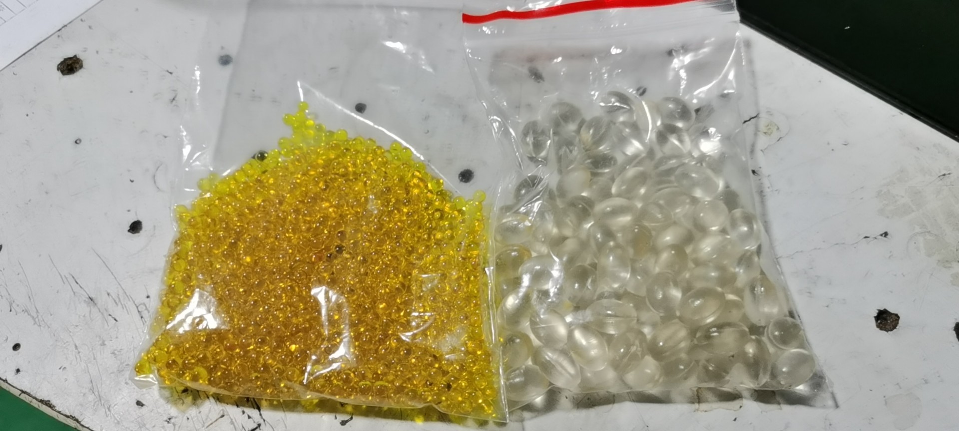 Лаборатория использует машину заключения Softgel витамина рыбьего жира для животных геля и крахмала