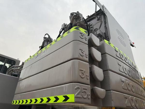 Grue d'occasion Zoomlion QY80V de 2013, flèche principale de 48 m, fléchette de 17,5 m, contrepoids de 13 tonnes, excellent état de fonctionnement