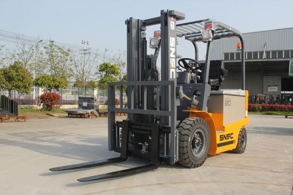 Adjustable Cab Location Four Wheel Electric Forklift 2000kg With 500mm Load Center
