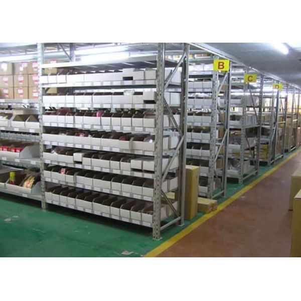 Estante de acero ajustable para almacenes.