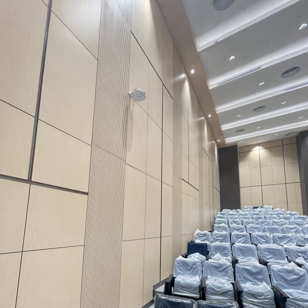 Panneau mural en bois acoustique micro perforé laminé sans couture 0,5 mm