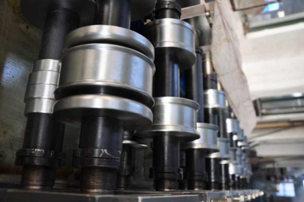 O PLC controla o rolo do parafuso prisioneiro que forma a máquina com o corte hidráulico, formando a velocidade 15m/minuto