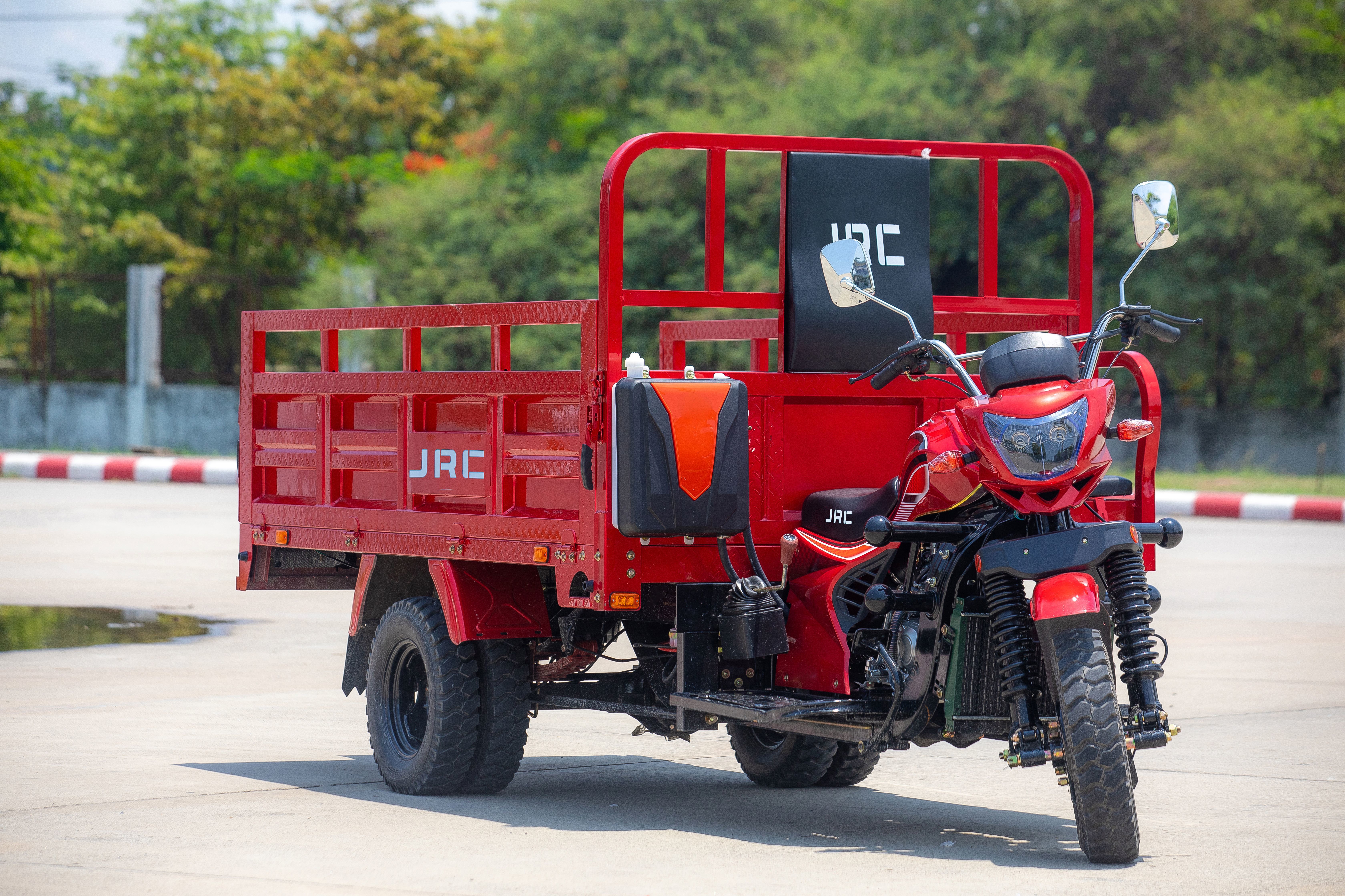 JRC Cargo Tricycle with 300 CC Double Cylinder Engine 650 kg Load Capacity and Drum Brake System