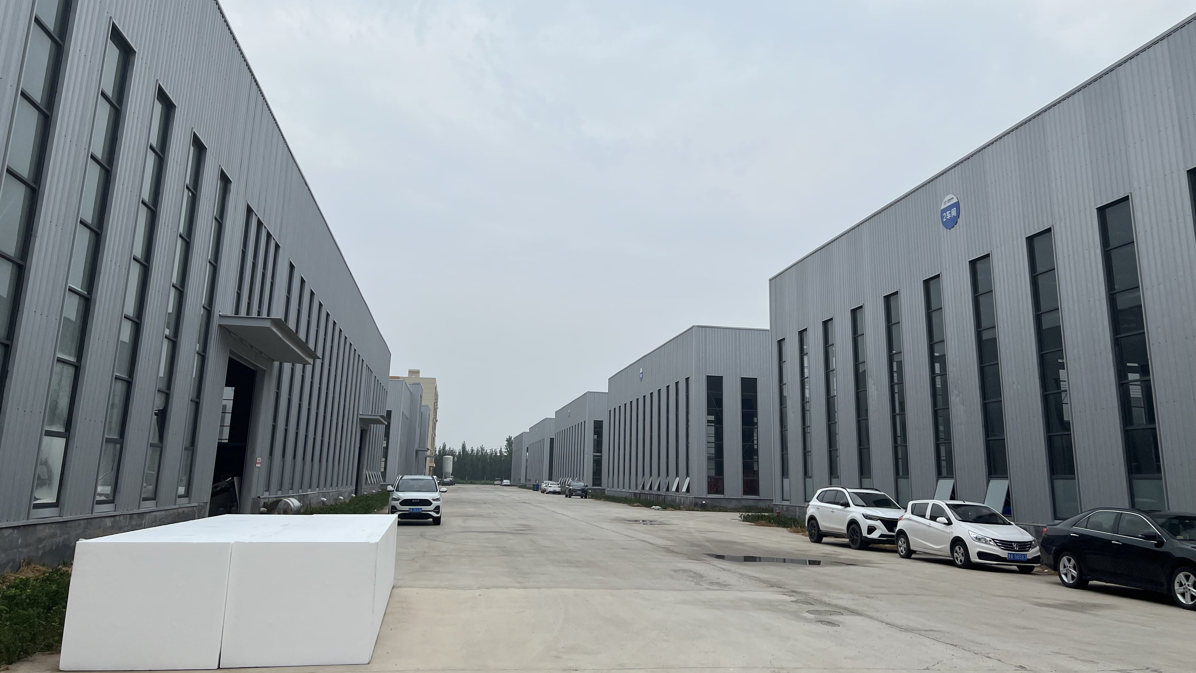 Eco-friendly Garden Decoration Life Size Fiberglass Ornament Model Outdoor Cartoon Rabbit Statue