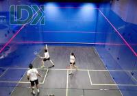 Panorama Cour de squash en verre en verre bleu Place de squash en verre mural à haute visibilité Squash avec système d'éclairage de support