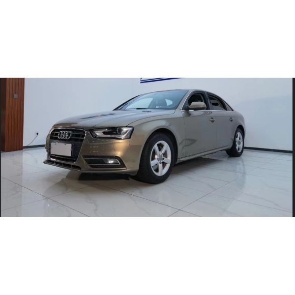 Места черноты автомобиля среднего размера варианта комфорта Audi A4 2.0T внутренние двухсторонние электрические