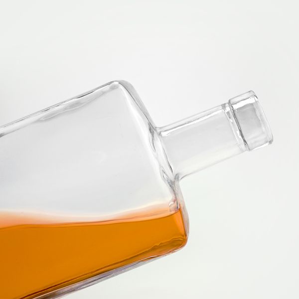 Leak-Free Stopper 500ml Whiskey Glass Bottle for Custom Electroplating and Engraving