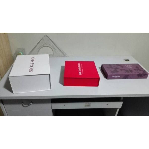 Flat pack style gift box