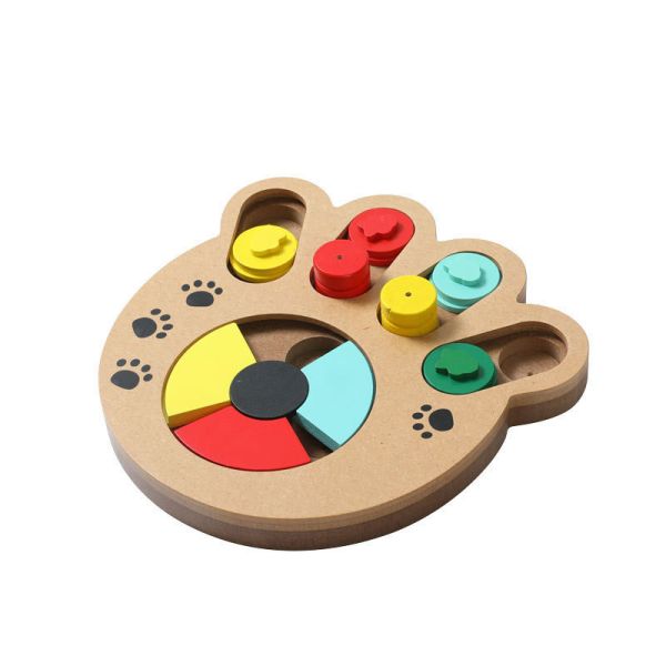 Коготь укуса устойчивый сформировал игрушку собаки питаясь с деревянной косточкой