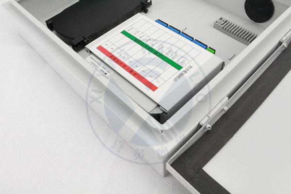 Mini Outdoor IP65 Cold rolled steel(SPCC)  Wall Mounted Fiber Optic Distribution Box with 2*1:8 PLC Port SC