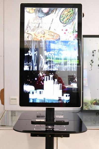 Public Cell Phone Charging Station With LCD Signage Simple And Fashionable