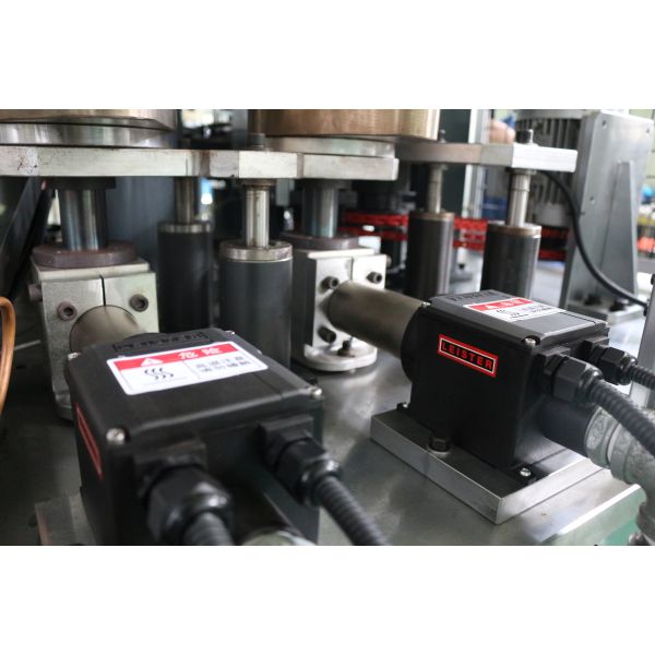 Cuvette de papier à grande vitesse faisant la machine 60HZ 12KW avec le cachetage air ultrasonique/chaud