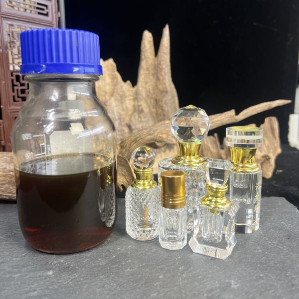Middle East Style Fermented Agarwood Oil Ancient Distilled Natural Aromatic