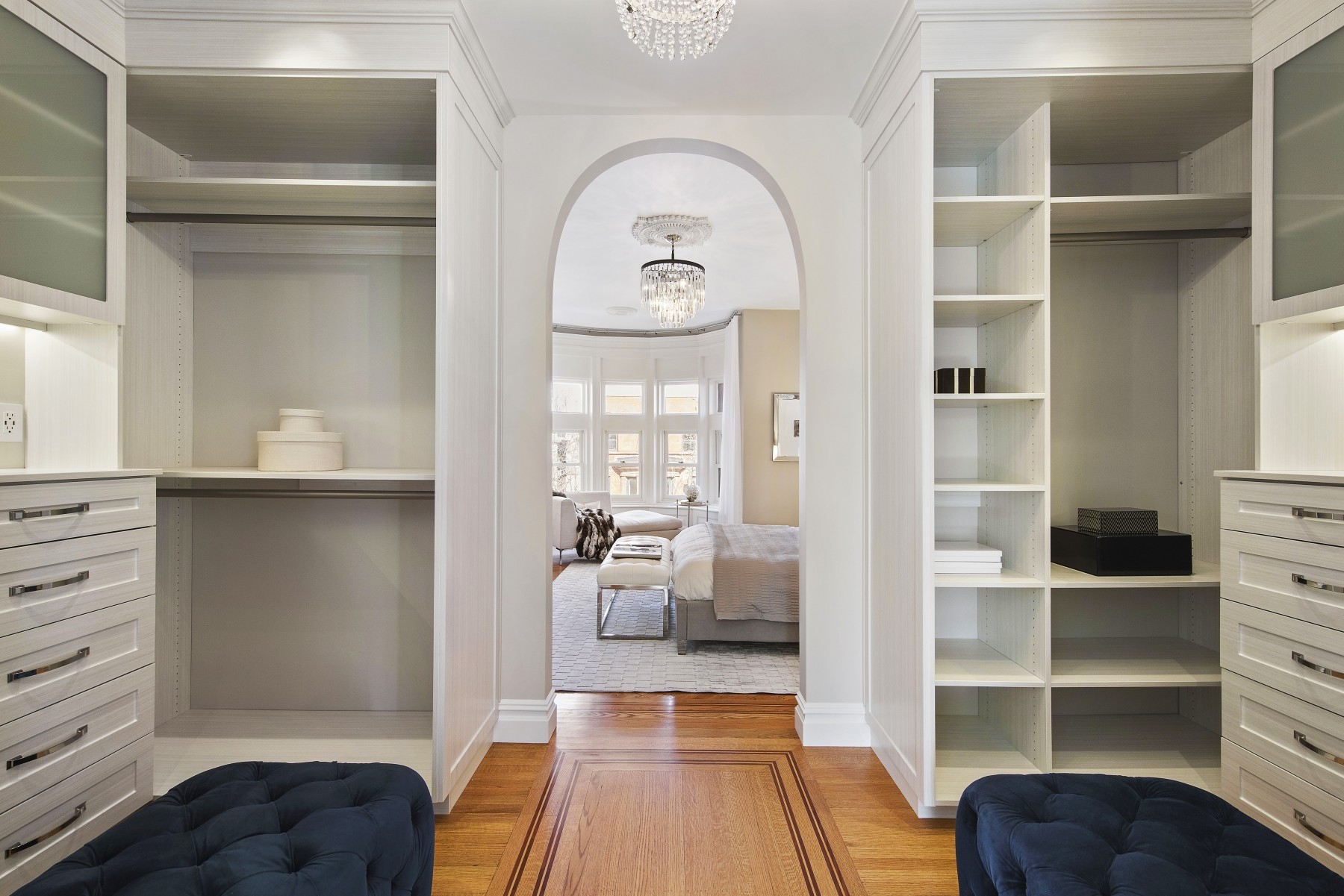 Modern Bedroom Furniture Moisture Resistance Walk-in Wardrobe for Wall Installation
