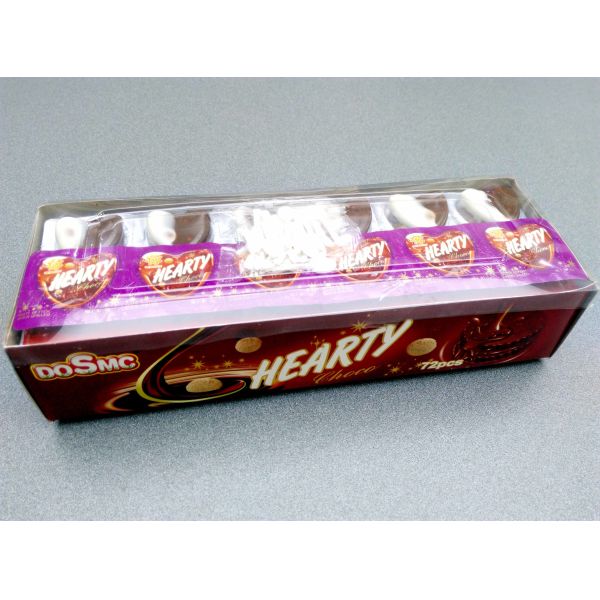 Сердце формирует печенья обломоков шоколада пробует сладким и очень вкусным