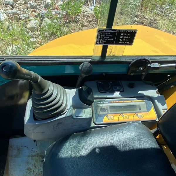 Экскаватор Kubota U35 легкий в эксплуатации с удобным интерфейсом и системой быстрой подключения