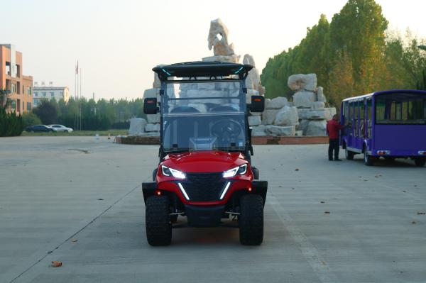 Le chariot de golf tout-terrain électrique à batterie de lithium rouge peut accueillir quatre personnes et supporte la personnalisation