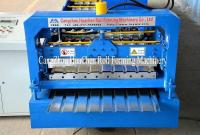 O telhado azul da cor cobre a máquina da fabricação, rolo que forma a linha alta velocidade