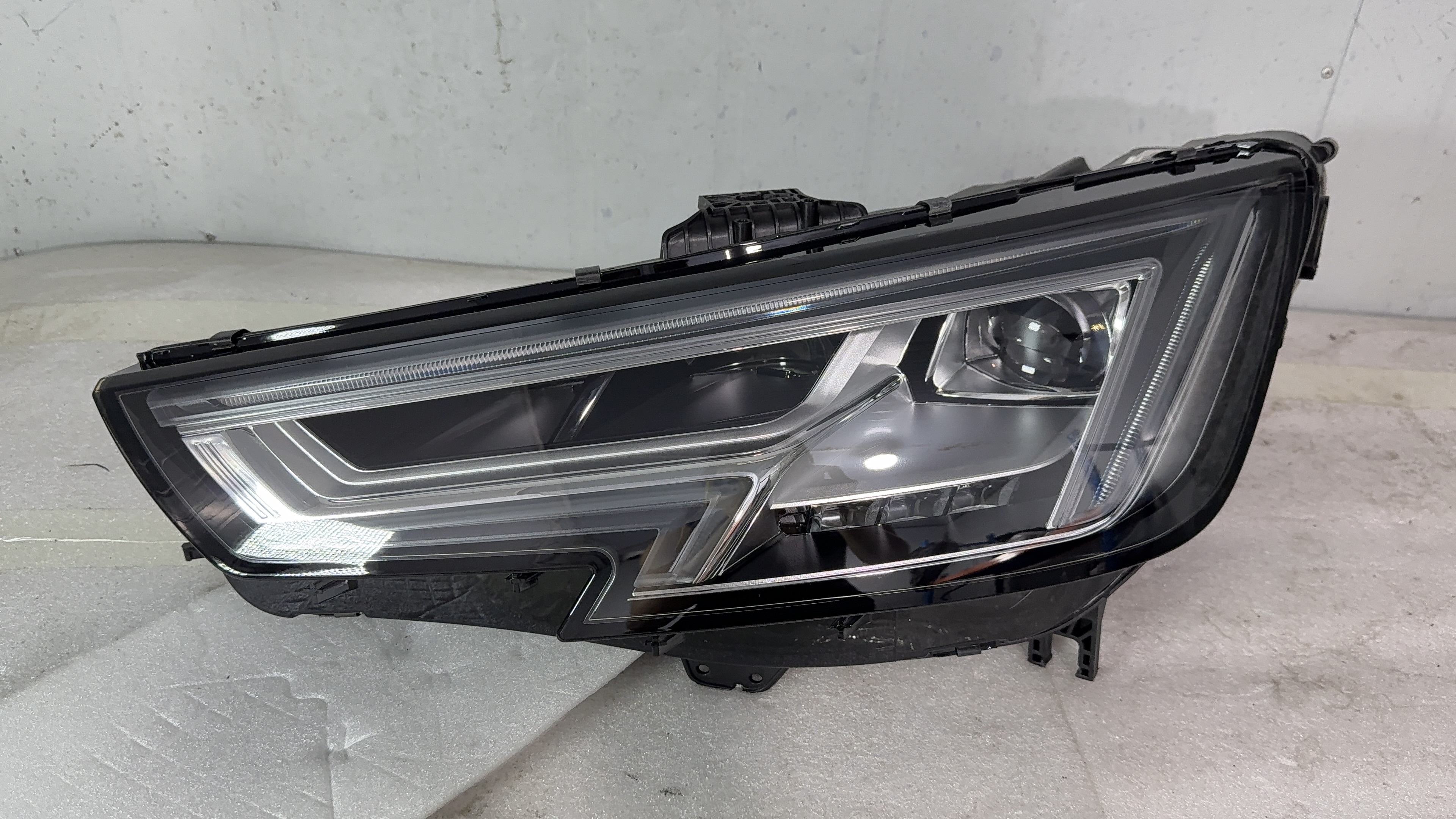 2017- 2019 A4 B10 left headlight part number: 8W0 914 773 B