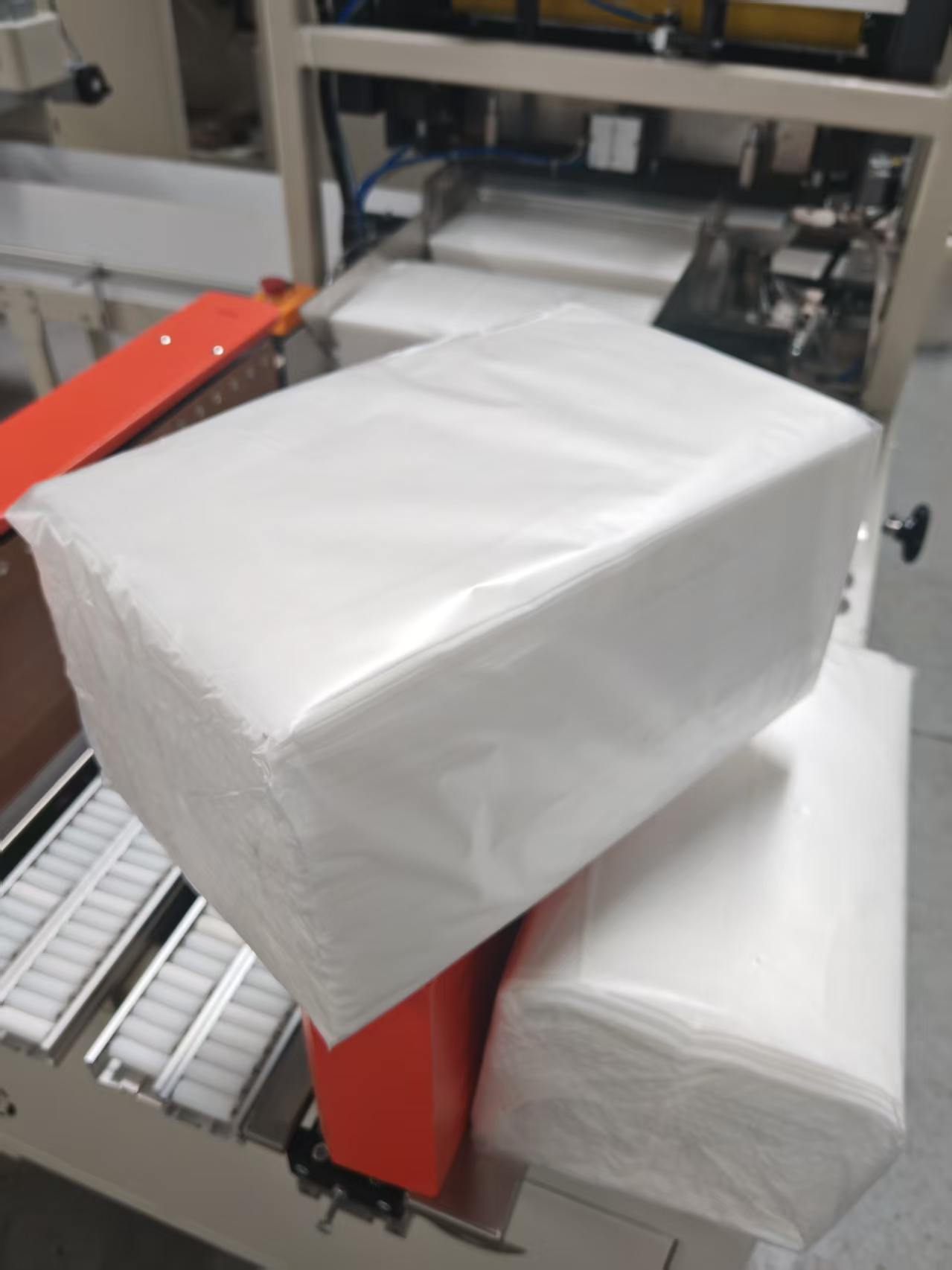 Efficient Disposable Bath Towel Folding Machine 7 kW Pillow Packing Machine CE ISO Certified