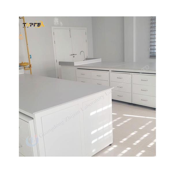 Un banc de laboratoire personnalisé avec un espace de rangement et des casiers personnalisés.