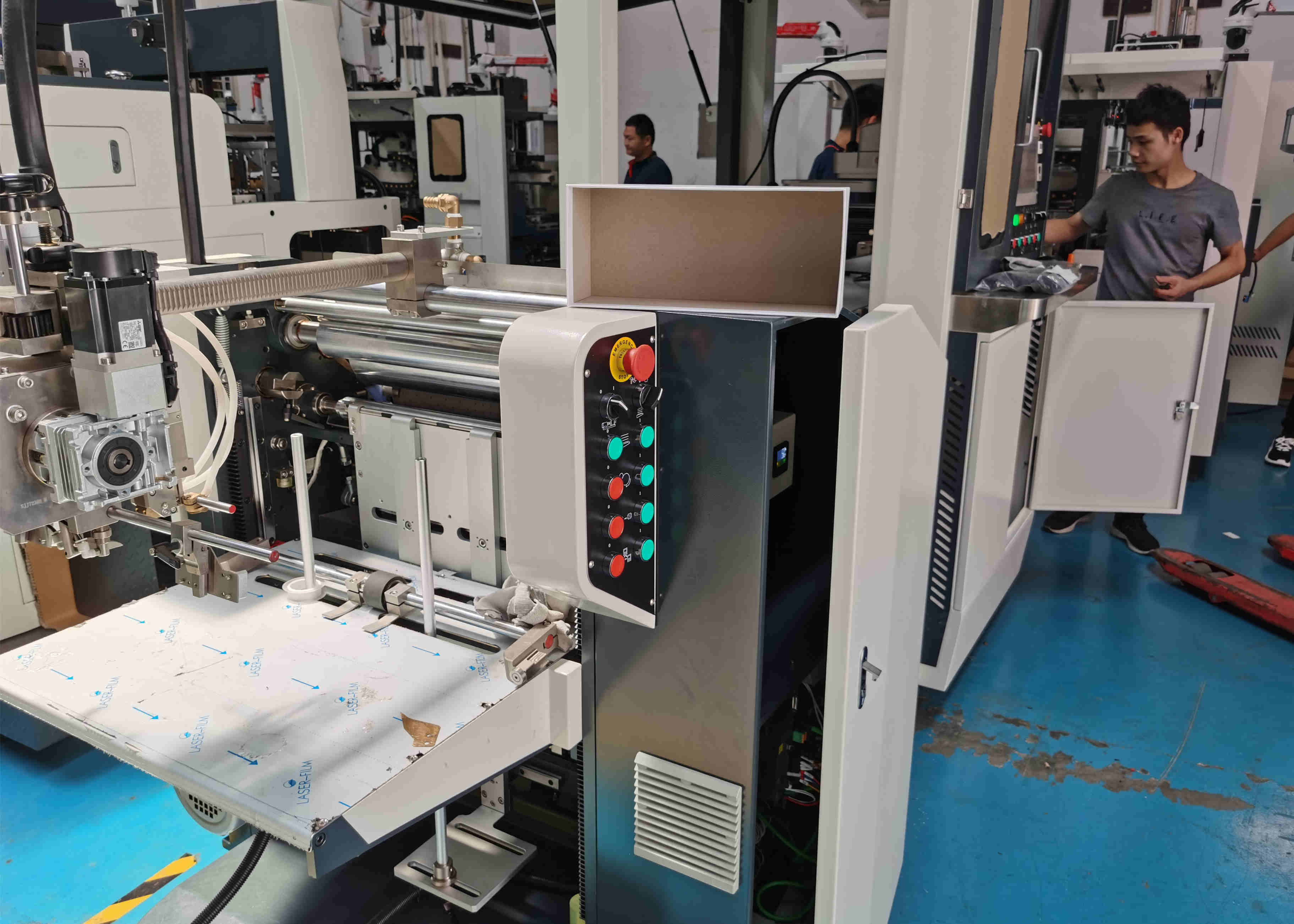 Твердая упаковывая коробка торта делая длиной 50mm коробки машины 350mm