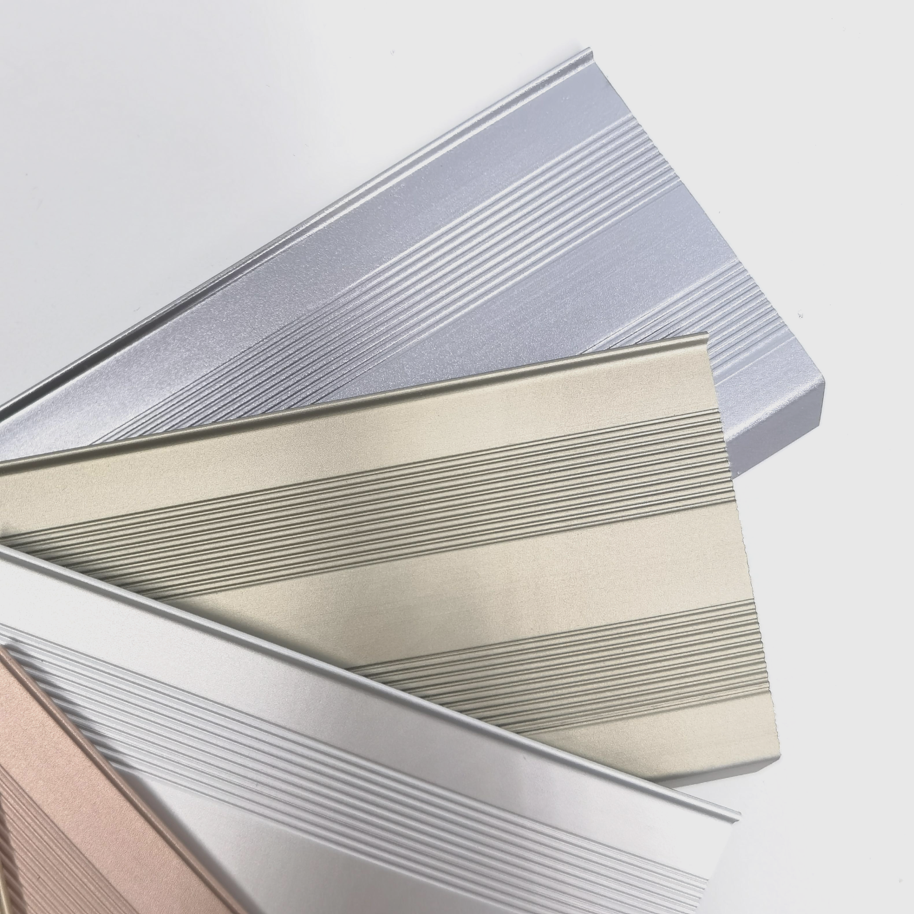 Среднее золото T6 T66 изогнуло алюминиевые штранг-прессования для электрического провода