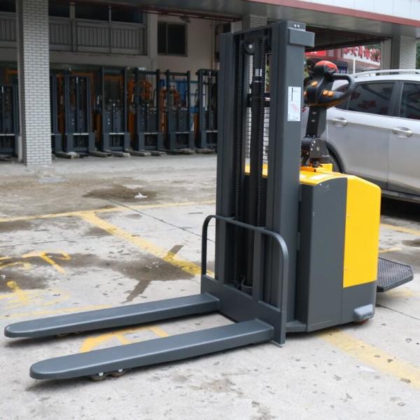 Warehouse Electric Pallet Stacker Truck 1.5 Ton 2m Compact Structure