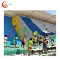 La pared interior de la roca de los volúmenes de la escalada de la resina orgánica se sostiene para el sitio para acampar