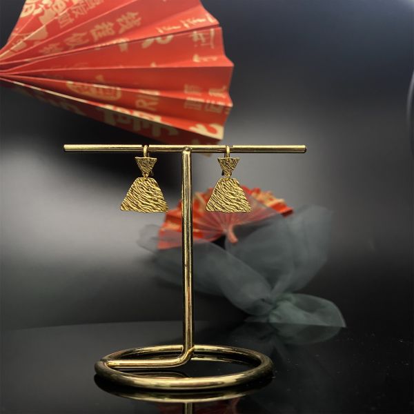 Los pendientes de plumeria de oro de moda