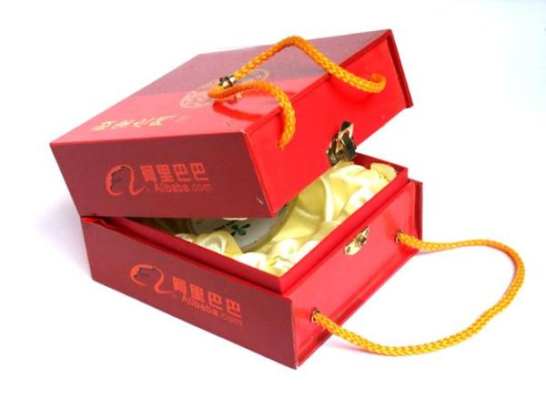 Service d'impression ondulé rouge rigide de boîte d'OEM avec le tissu de support + fixation d'éponge pour le cadeau