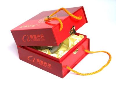 Service d'impression ondulé rouge rigide de boîte d'OEM avec le tissu de support + fixation d'éponge pour le cadeau