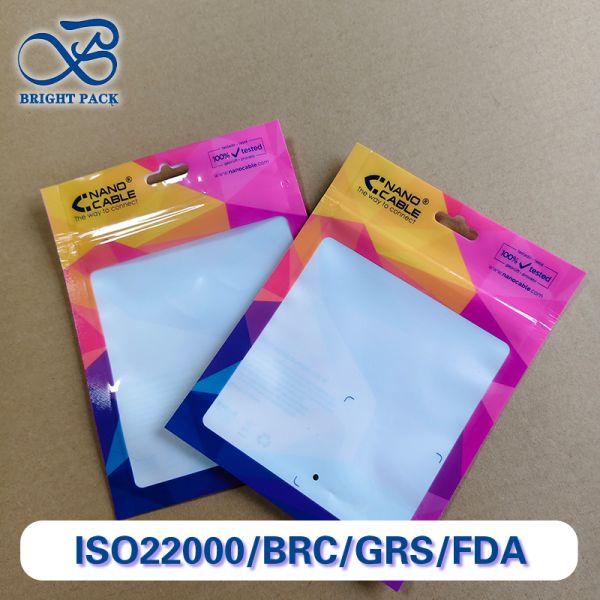 Bolsas de sellado de tres lados rentables con ventana de alta visibilidad para el embalaje de accesorios electrónicos pequeños.