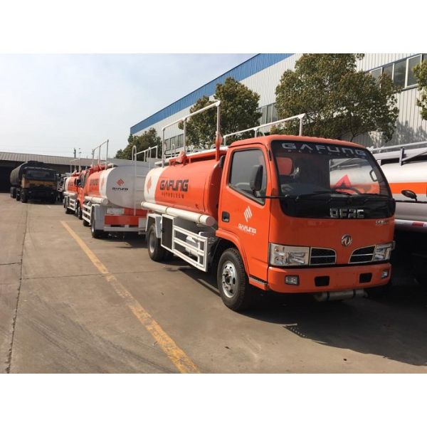5000 Liters Gasoline Tanker Truck , Dongfeng 5 Ton Gasoline Delivery Truck