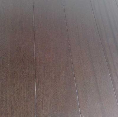 Sapele souillé par tenue de protection individuelle a machiné le plancher de bois dur, finissage sans heurt