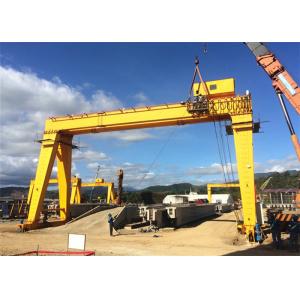 След крана на козлах прогона на открытом воздухе крытой электрической вагонетки двойной установил