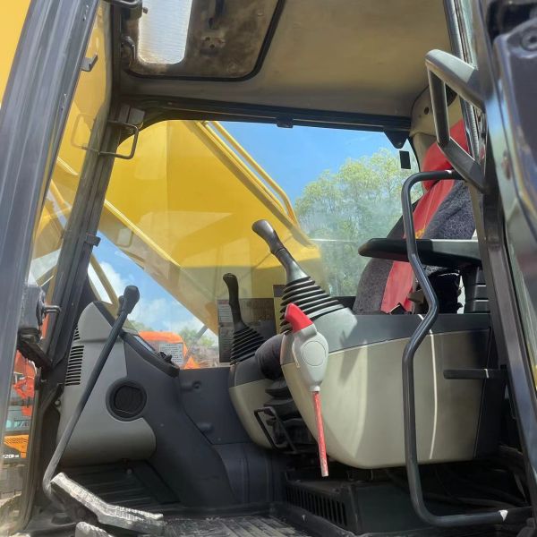 Excavateur Komatsu PC240 de seconde main avec une capacité de seau de 1,2 m3 en excellent état
