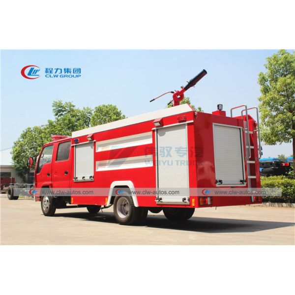 Camion de pompier d'ISUZU 600P 3T avec le réservoir de l'eau et de mousse