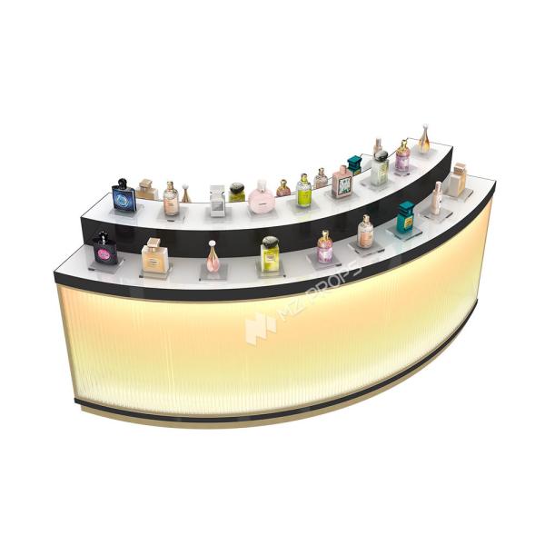 Présentoir incurvé pour parfumerie, plateforme d'exposition de boutique pour présentoir de beauté et design d'intérieur de magasin de soins de la peau