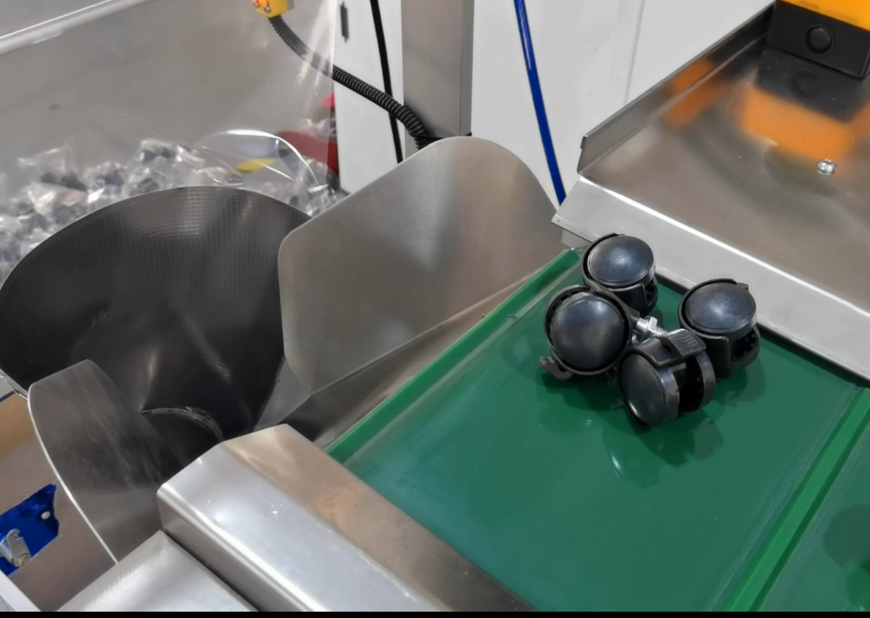 Easy Operation Manual Feeding Screw Hardware Accessories Automatic Toys Packaging Machine