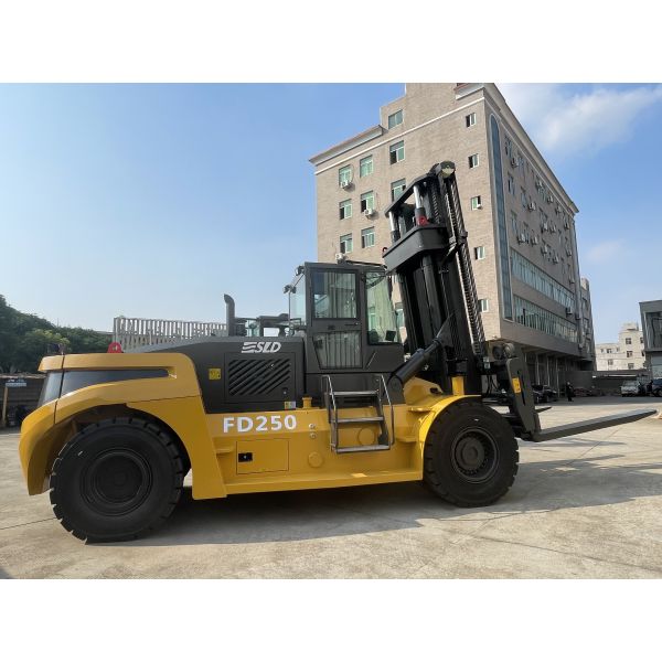 4000mm Or 5500mm Mast Lifting Height Heavy Lift Forklift With Box Type Inner Outer Mast And 2400 Fork Length Ensuring Material Movement