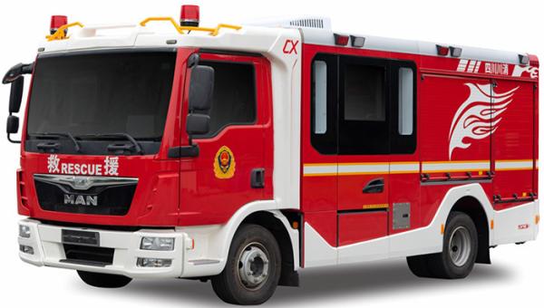 Caminhão da luta contra o incêndio do HOMEM e proposta pequenos da espuma com 8 sapadores-bombeiros