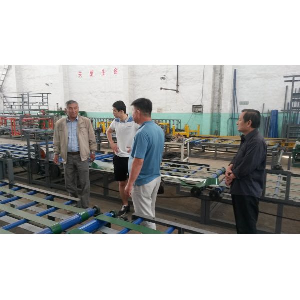 La cadena de producción de cristal de alta velocidad del tablero del óxido de magnesio para el serrín/machacó los materiales de la paja de la planta