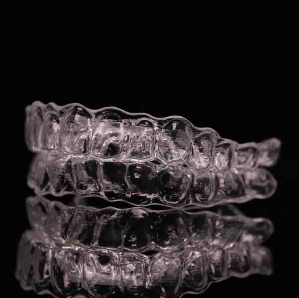 Retenant orthopédique de haute esthétique Retenant orthodontique de dents pratiquement invisible Confort moyen