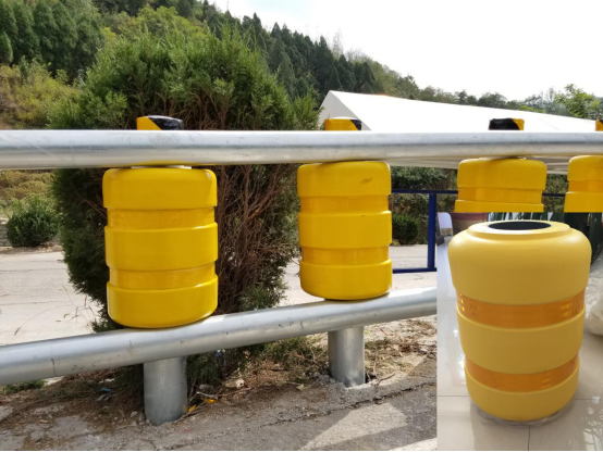 Highway Safety Yellow Plastic Roller Guardrail Road Barrier System 100kn/H