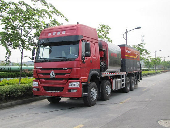 Sinotruk 14m3 Hopper Capacity Road Maintenance Truck / Road Surfacing Equipment